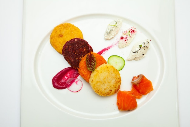 Colaj de farfurii colorate